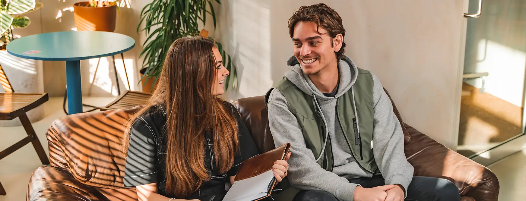 Twee starters in gesprek op de bank bij Rec2Rec, notitieboek in de hand