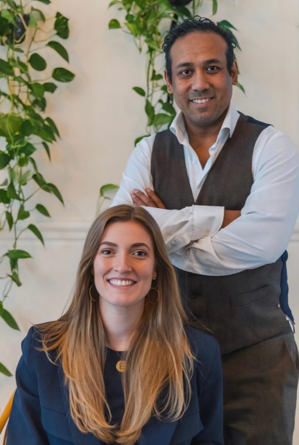 Het Rec2Rec-team: twee consultants in hun kantoor tussen de planten